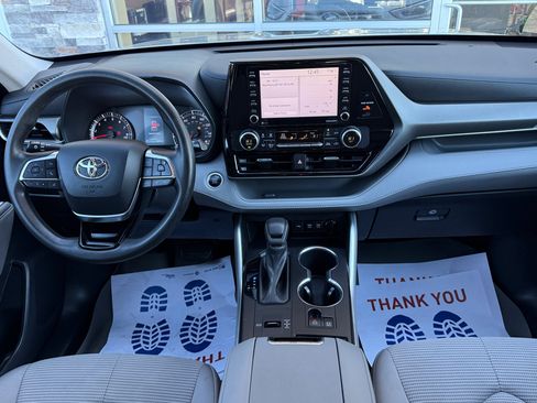 Used 2021 Toyota Highlander L image 19