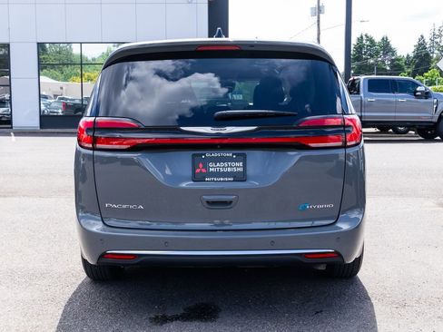 Used 2023 Chrysler Pacifica Touring-L FWD image 5