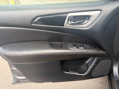Used 2019 Nissan Pathfinder S AWD/4WD image 21