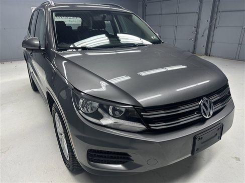 Used 2017 Volkswagen Tiguan S image 9