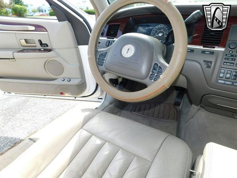 Used 2003 Lincoln Town Car Executive image 17