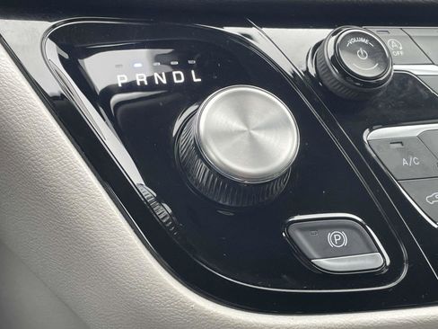 Certified 2024 Chrysler Pacifica Touring-L image 5