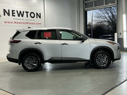 Used 2025 Nissan Rogue S image 34