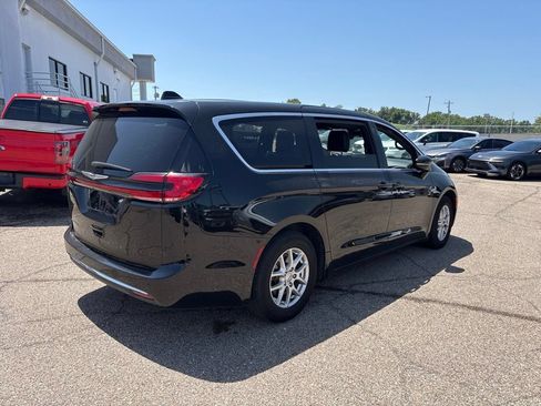 Used 2025 Chrysler Pacifica Select FWD image 7