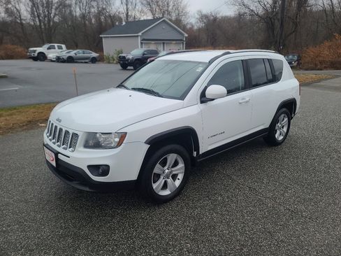 Used 2014 Jeep Compass Latitude image 3
