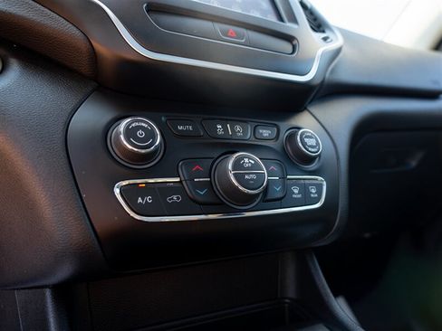 Used 2019 Jeep Cherokee Trailhawk AWD/4WD image 32