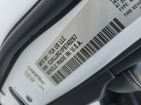 Used 2023 Jeep Grand Cherokee L Limited w/ Black Appearance Package image 35