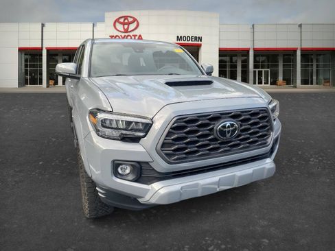 Used 2021 Toyota Tacoma TRD Sport w/ TRD Premium Sport Package AWD/4WD image 8