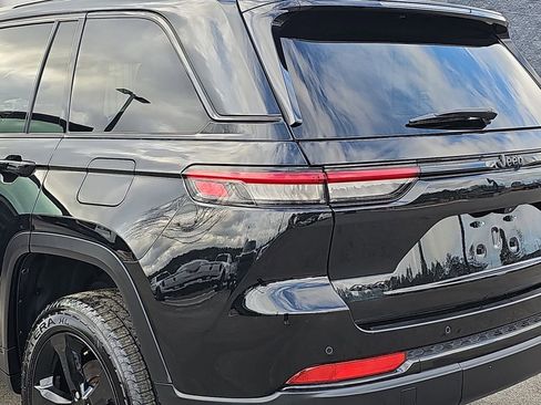 Used 2023 Jeep Grand Cherokee Altitude image 37