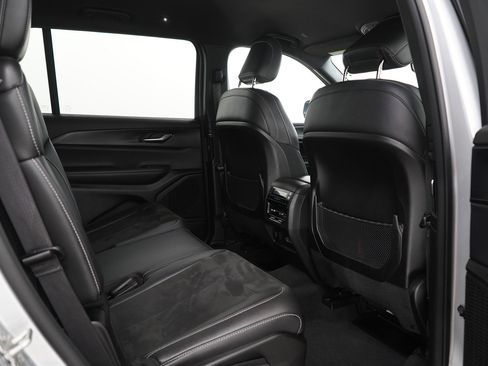 Used 2023 Jeep Grand Cherokee L Laredo image 12