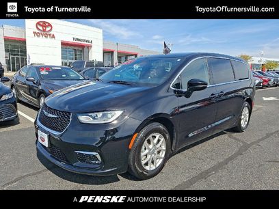 Used 2025 Chrysler Pacifica Select