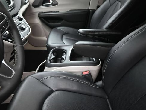 Used 2024 Chrysler Pacifica Touring-L FWD image 20