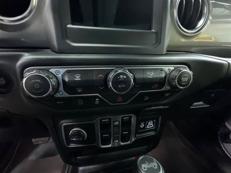 Used 2018 Jeep Wrangler Unlimited Sahara AWD/4WD image 16