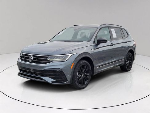 Used 2022 Volkswagen Tiguan SE R-Line image 3