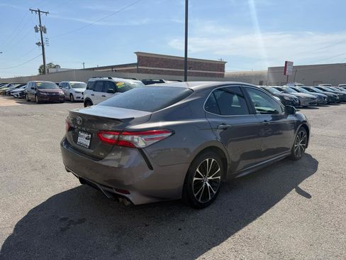 Used 2018 Toyota Camry SE image 6