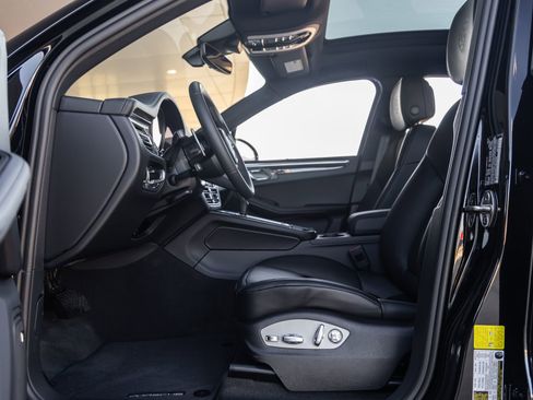 Certified 2026 Porsche Macan AWD/4WD image 24