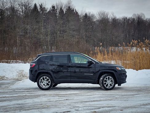 Used 2022 Jeep Compass Latitude image 3