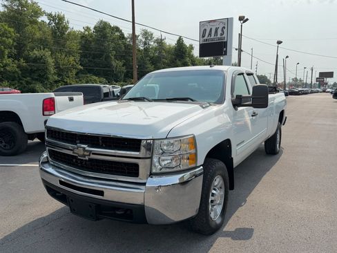 Used 2010 Chevrolet Silverado 2500 LT AWD/4WD image 2