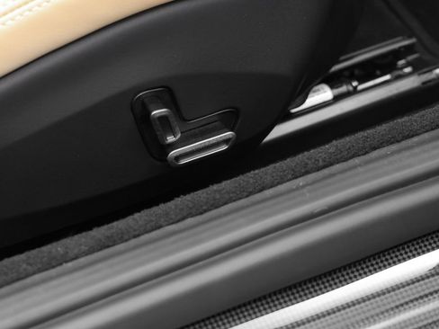 Certified 2025 Ferrari Roma Spider RWD image 19