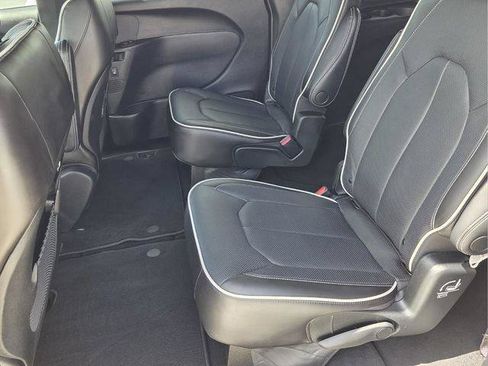 Used 2023 Chrysler Pacifica Limited w/ S Appearance Package AWD/4WD image 12