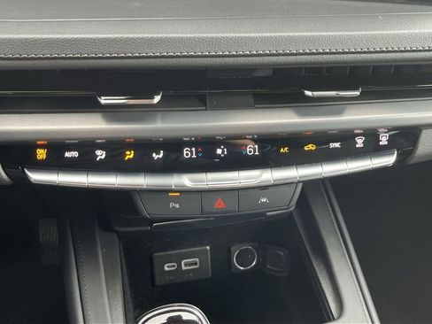 Used 2024 Cadillac XT4 Premium Luxury image 10