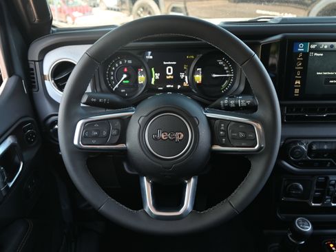 Used 2025 Jeep Wrangler Unlimited Sahara AWD/4WD image 17