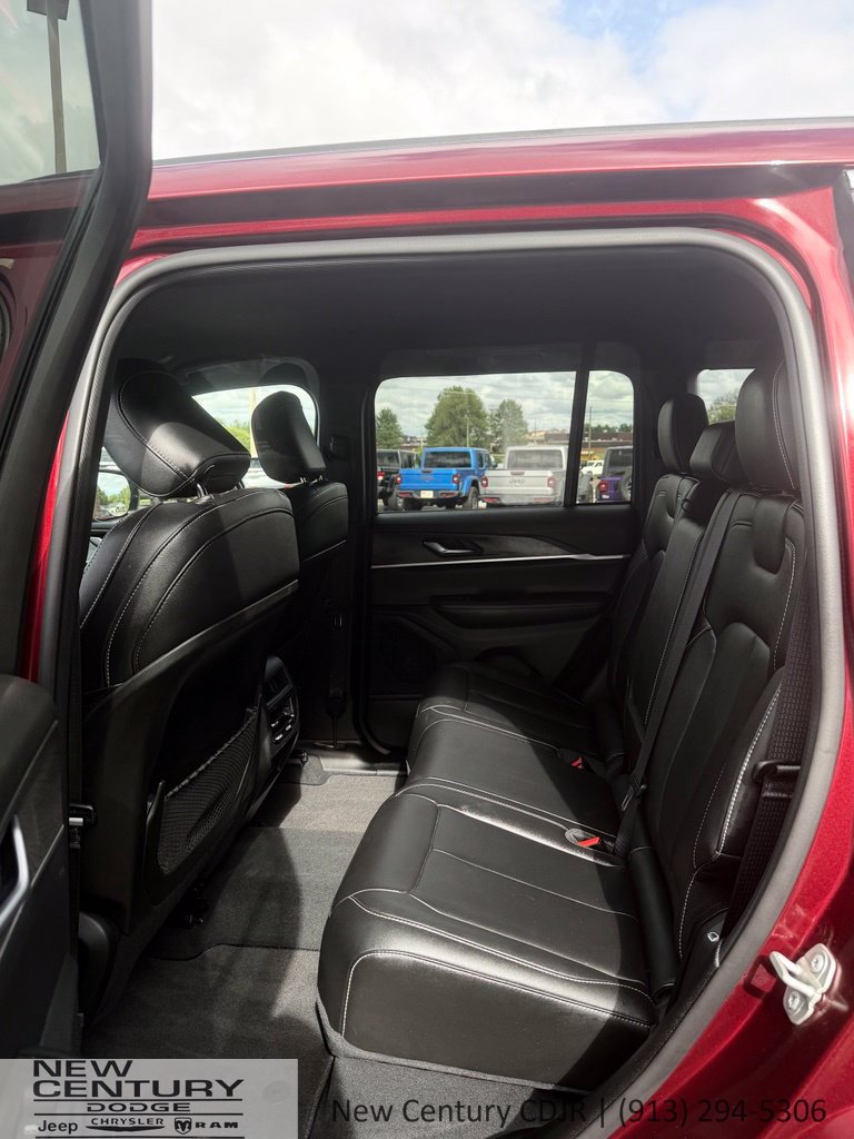 Used 2024 Jeep Grand Cherokee Limited AWD/4WD image 11