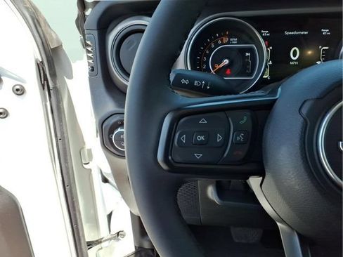 Used 2023 Jeep Gladiator Sport AWD/4WD image 17