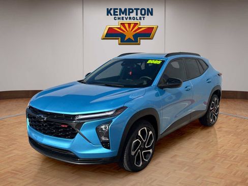 Used 2025 Chevrolet Trax RS w/ Sunroof Package FWD image 2