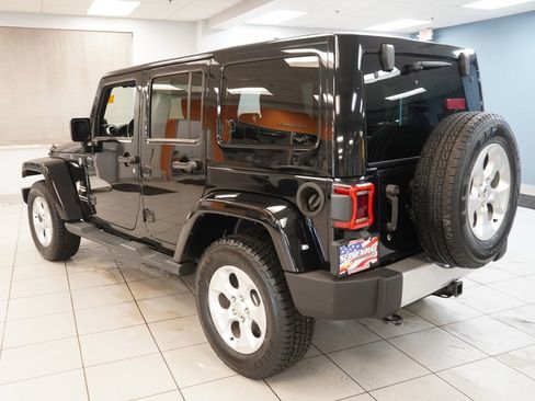 Used 2013 Jeep Wrangler Unlimited Sahara w/ Max Tow Pkg AWD/4WD image 9