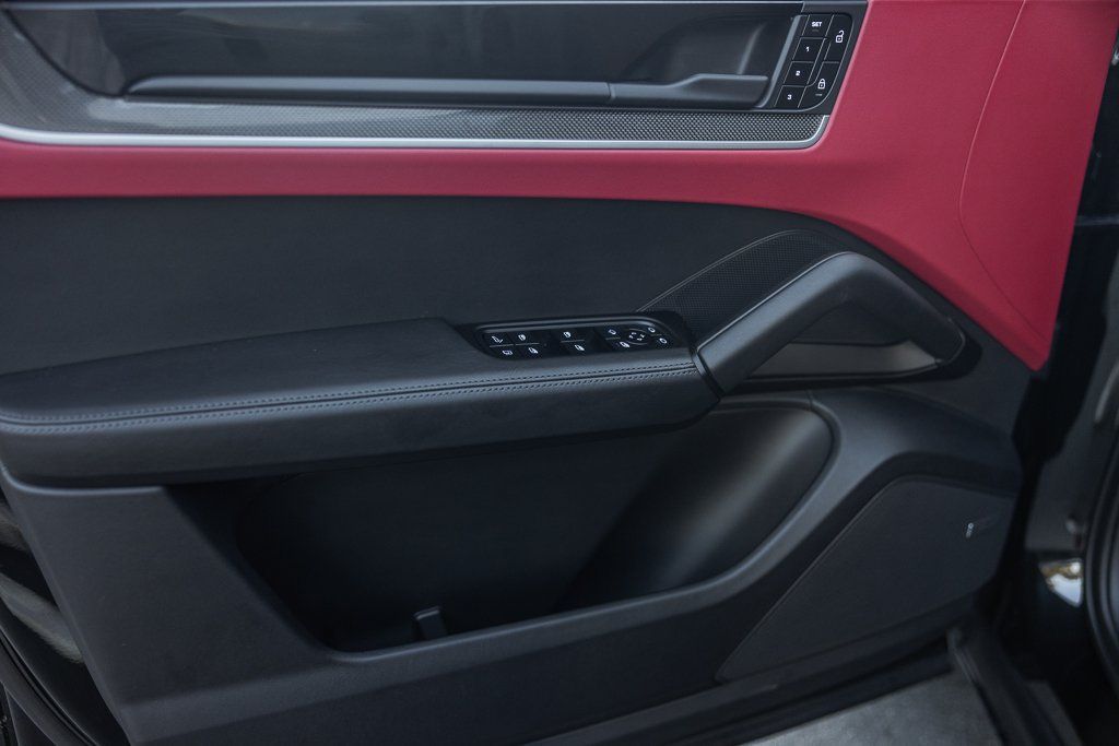 Certified 2025 Porsche Cayenne E-Hybrid AWD/4WD image 18