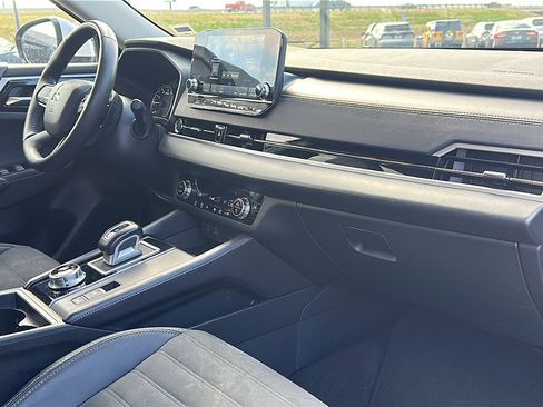 Used 2024 Mitsubishi Outlander SE image 23
