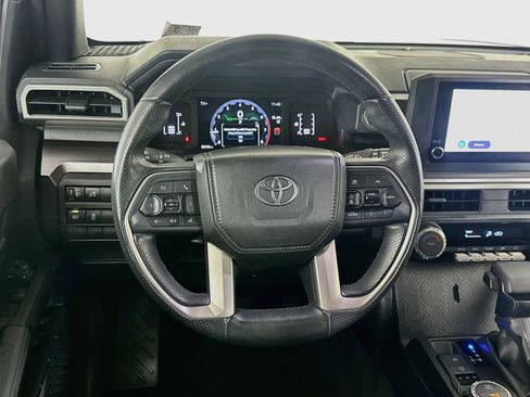 Used 2025 Toyota 4Runner SR5 AWD/4WD image 18