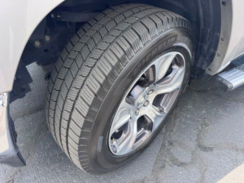 Used 2019 RAM 1500 Laramie AWD/4WD image 16