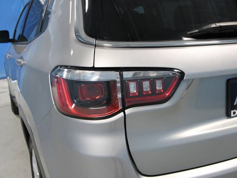 Used 2019 Jeep Compass Latitude FWD image 36