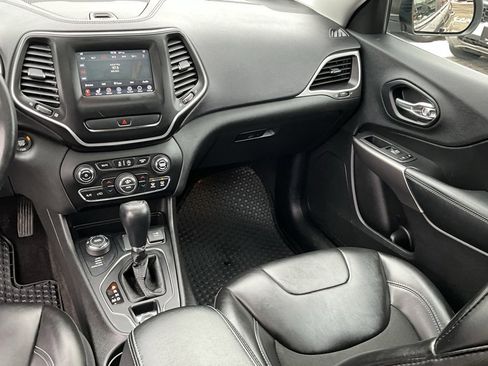 Used 2019 Jeep Cherokee Latitude Plus w/ Comfort/Convenience Group image 28