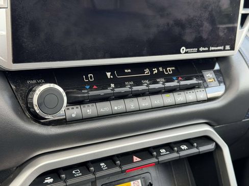 Used 2024 Toyota Sequoia Platinum AWD/4WD image 5