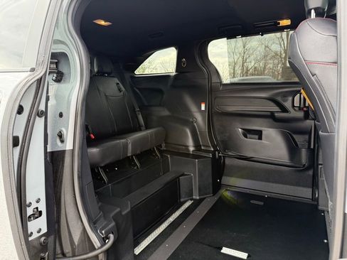 Used 2025 Toyota Sienna XSE image 26