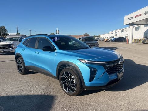 Used 2025 Chevrolet Trax RS w/ Sunroof Package image 1