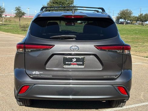 Used 2021 Toyota Highlander Limited image 6