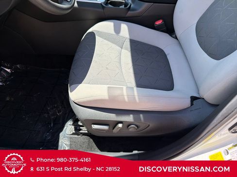 Used 2020 Toyota RAV4 XLE w/ Convenience Package FWD image 15