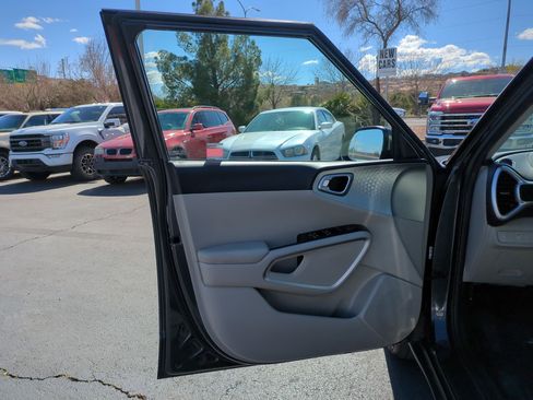 Used 2021 Kia Soul LX image 12