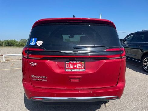 Used 2024 Chrysler Pacifica Touring image 7