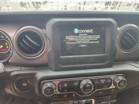 Used 2023 Jeep Gladiator Sport image 7