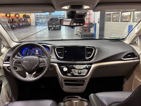 Used 2024 Chrysler Pacifica Touring-L image 14