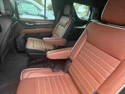 Used 2023 GMC Yukon Denali Ultimate w/ LPO, Floor Liner Package AWD/4WD image 10