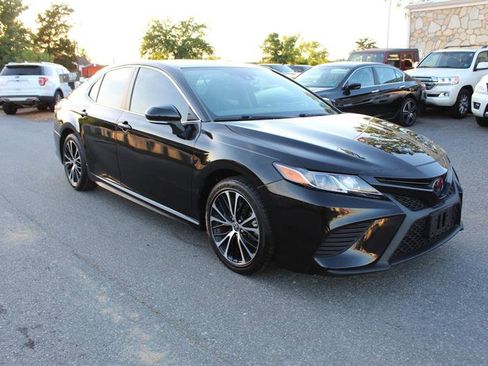 Used 2020 Toyota Camry SE w/ Convenience Package FWD image 9