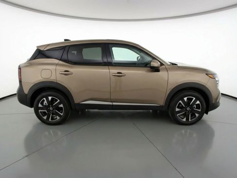Used 2025 Nissan Kicks SV AWD/4WD image 11