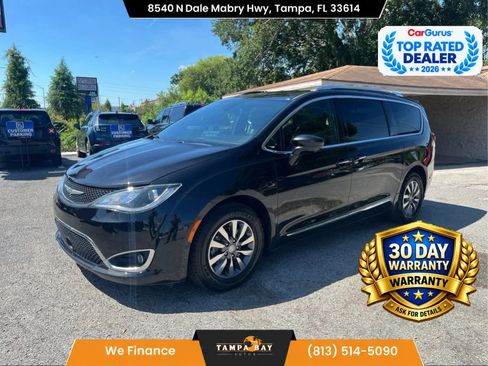Used 2020 Chrysler Pacifica Touring-L FWD image 1
