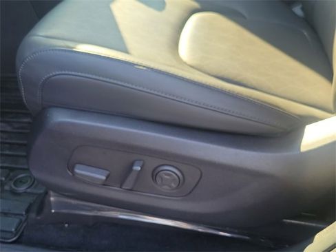 Certified 2025 Kia Carnival image 9